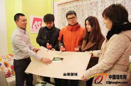 德國艾仕壁紙市場部經(jīng)理彭鵬還接受了多家媒體記者的訪問