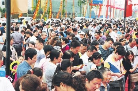 賣(mài)場(chǎng)逆市擴(kuò)張 成都香江800商鋪4小時(shí)被搶光