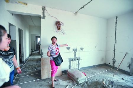 昨日，江北區(qū)，余女士在講述事情經(jīng)過(guò)。 記者 張路橋 攝