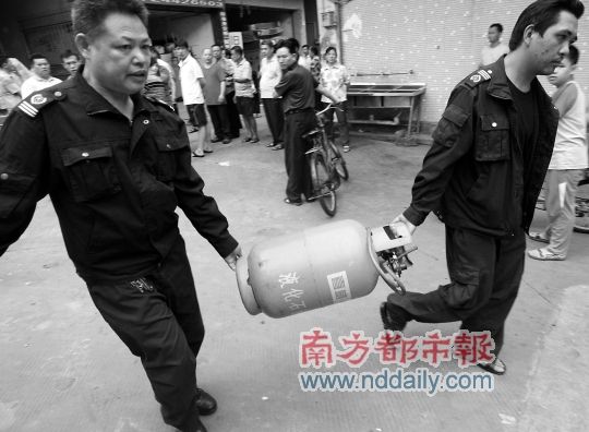 家具店爆炸兩人重傷